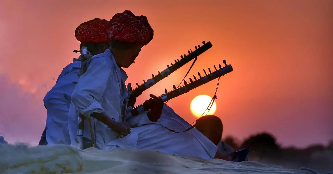 rajasthani people playing sarangi 